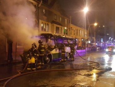 Viña del Mar: En pleno centro se incendio microbús