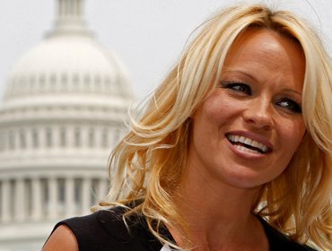Pamela Anderson protesta contra la pornografía, que "descompone el alma"