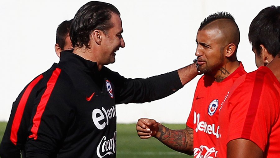 Fuerte encontrón entre Arturo Vidal y Pizzi en entrenamiento de la Roja