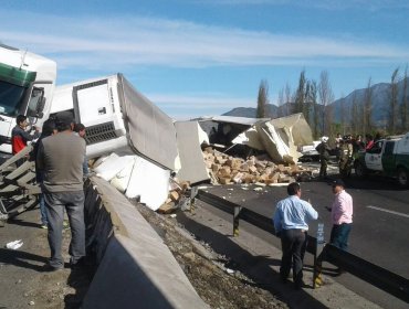 Ruta 5 Sur: Alta congestión y corte de vía deja camión volcado