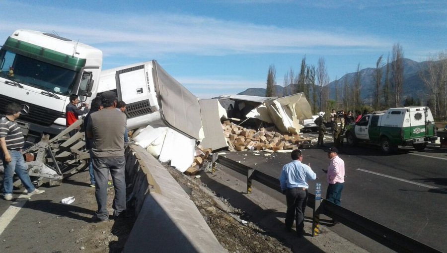 Ruta 5 Sur: Alta congestión y corte de vía deja camión volcado