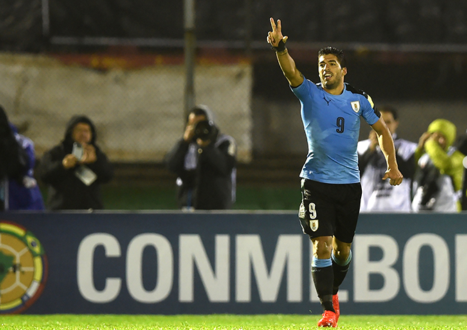 Uruguay golea a Paraguay 4 a 0 y queda en puntero de las clasificatorias