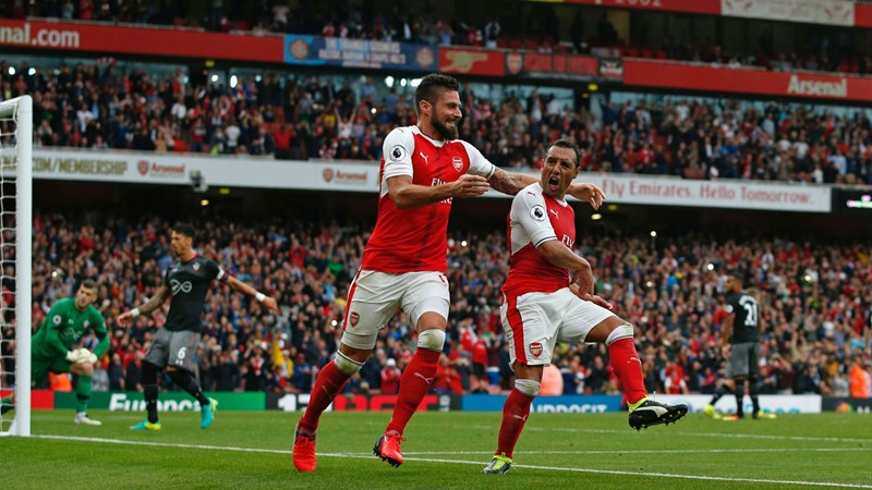 Premier League: Sobre la hora, Arsenal respiró ante Southampton