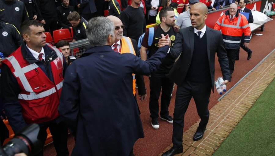 Así fue el saludo de José Mourinho y Pep Guardiola en el clásico de Manchester