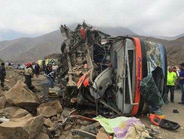 Pullman Bus de dos pisos volcó deja dos muertos y 31 heridos