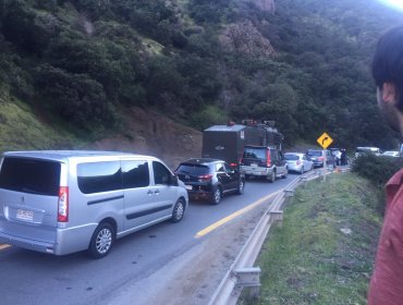 Ruta a Farellones bloqueada: Trabajadores de Los Bronces se toman camino