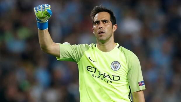 Claudio Bravo se afianza en el Manchester City con buen desempeño en la Champions