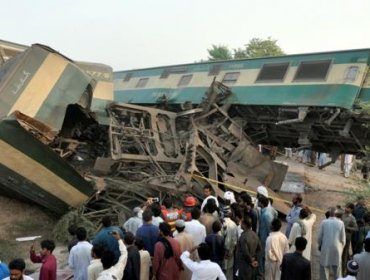 Seis muertos y más de 100 heridos en un accidente de tren en Pakistán