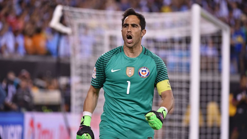 Claudio Bravo habló sobre su ausencia en la eliminatoria