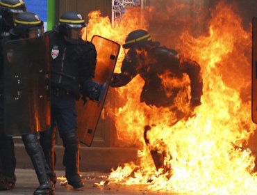 FOTO: Un policía envuelto en llamas provoca polémica en Francia