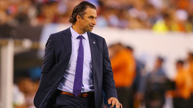 Juan Antonio Pizzi contradice a Claudio Bravo por no haber venido a jugar clasificatorias