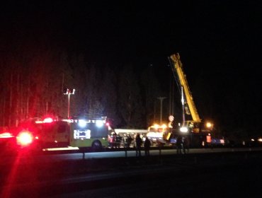 Un muerto en violento accidente en Ruta 5 Sur: Camión vuelca sobre auto