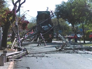 Camión tolva arrastró 7 postes en Las Condes