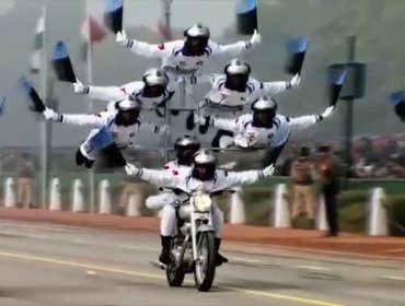 Espectacular desfile de malabarismo en motocicletas se realiza en la India