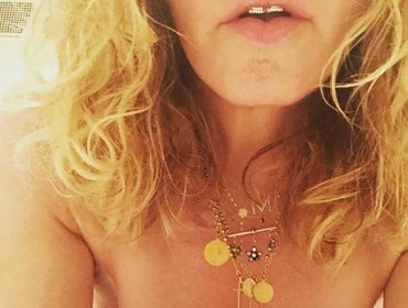 Madonna siguió los pasos de Katy Perry y se desnudó para pedir que la gente vote