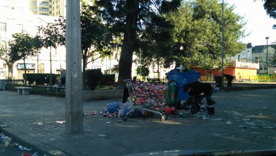 Triste despertar en Valparaíso: Toneladas de basura tras fin de Mil Tambores