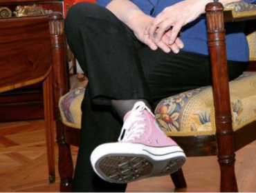 Presidenta Bachelet revoluciona las redes al mostrarse con "zapatillas rosadas" Converse