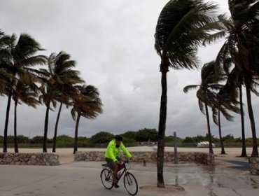 Medio millón de usuarios sin energía eléctrica en Florida por huracán Matthew