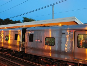 Decenas de personas heridas tras descarrilar un tren de pasajeros en Nueva York