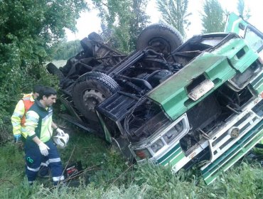 Bus vuelca en Los Angeles deja al menos un muerto y varios atrapados