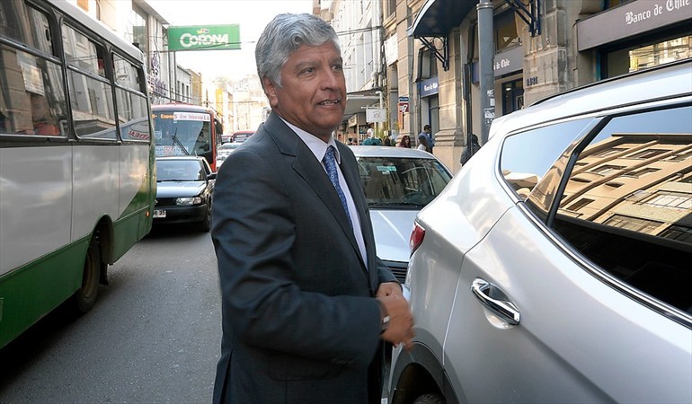 Video: Escolar pone en jaque a Jorge Castro en debate de candidatos en Valparaíso