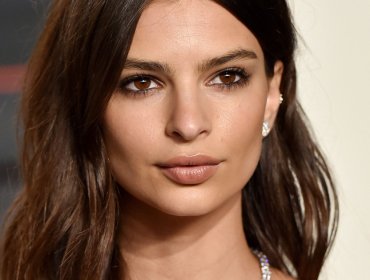Emily Ratajkowski cada día más sexy: Se mostró sólo con su transparente kimono