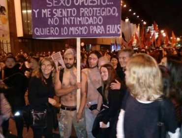 La historia oculta del hombre del cartel en marcha #NiUnaMenos