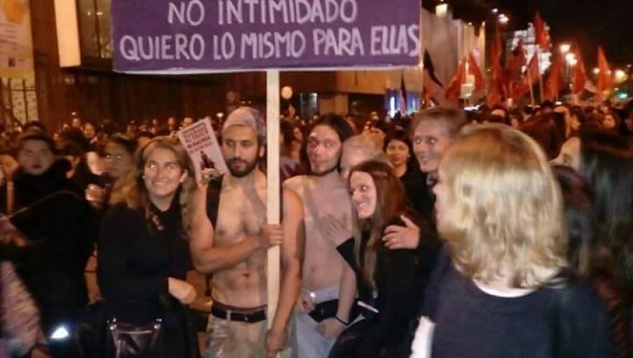 La historia oculta del hombre del cartel en marcha #NiUnaMenos