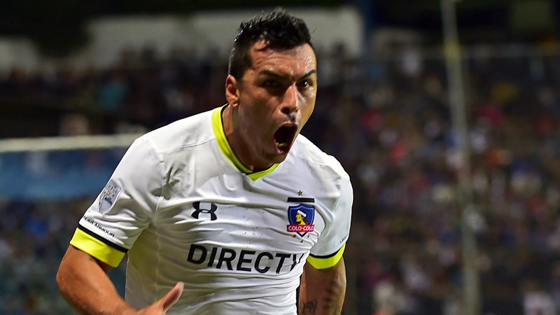 Esteban Paredes renovó en Colo Colo