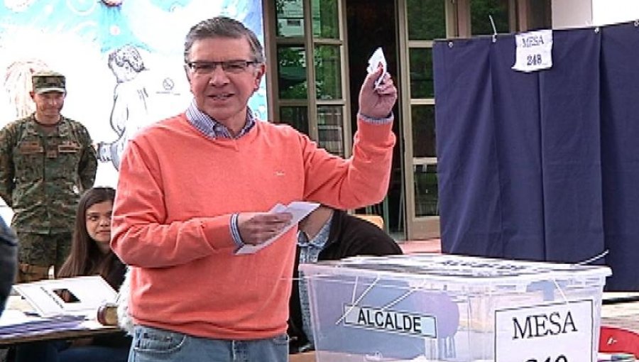 Joaquín Lavín cumplió con curiosa petición de una vocal de mesa