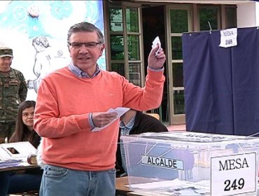 Joaquín Lavín cumplió con curiosa petición de una vocal de mesa