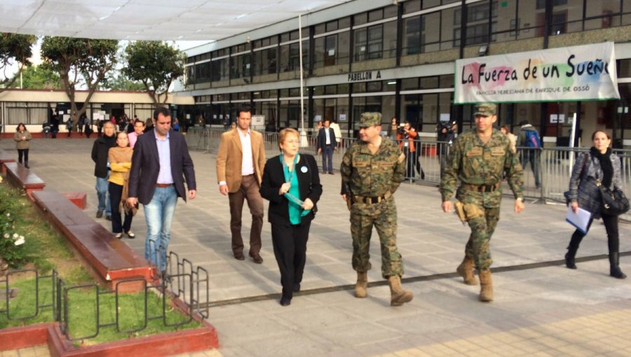 Accidentada votación de Bachelet: No retiro el carnet y no firmó el libro