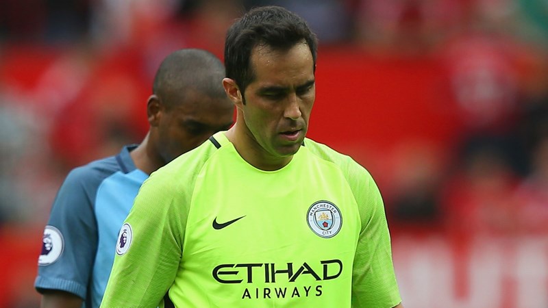 Premier League: Claudio Bravo quedó en medio de las críticas cruzadas