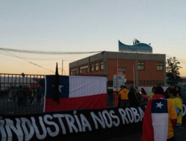 Trabajadores del Terminal Pesquero se movilizan contra la "Ley Longueira"