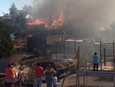 Descontrolado incendio en Villa Alemana arrasa con al menos 6 casas