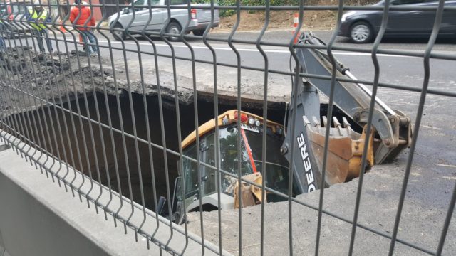 Socavón en Valparaíso se traga retroexcavadora con operario en su interior