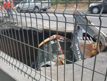 Socavón en Valparaíso se traga retroexcavadora con operario en su interior