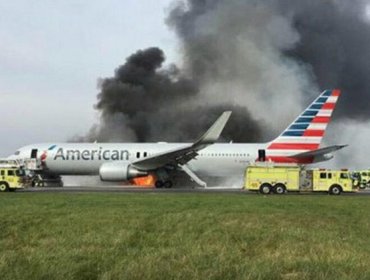 EE.UU.: Un avión de American Airlines se incendia cuando iba a despegar