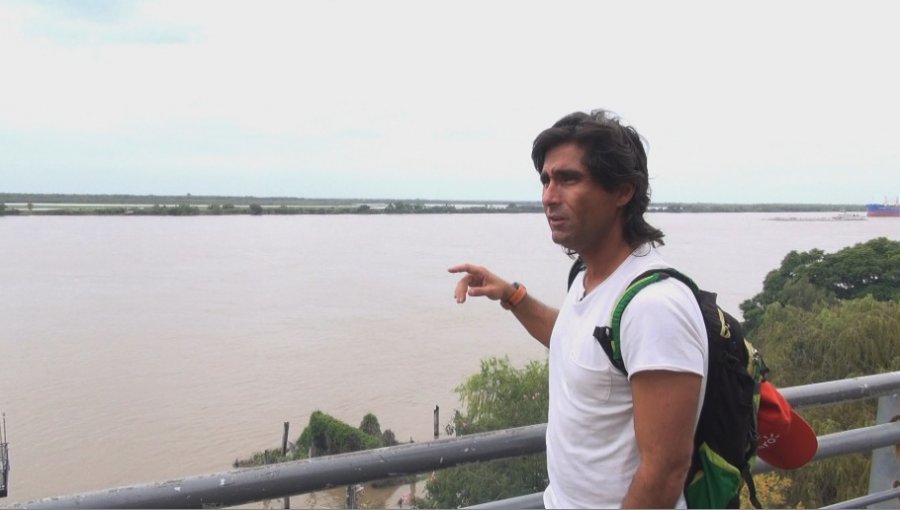 Video desenmascara a Claudio Iturra: Hace creer a la audiencia que está en la selva y es un zoológico