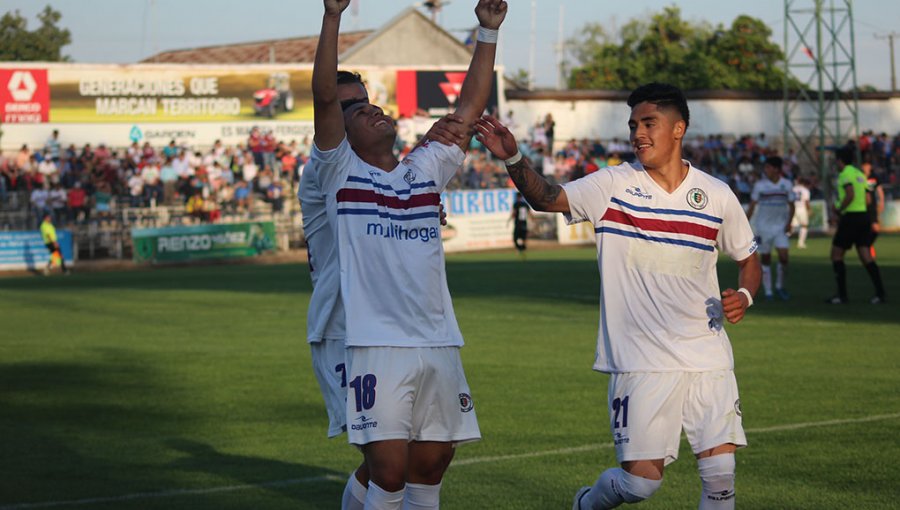 Segunda División: Santa Cruz logró apabullante goleada ante Lota Schwager y es líder del grupo sur