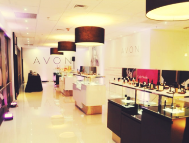 AVON abre tiendas comerciales en Chile, ¿Será el fin de las vendedoras por catálogo?