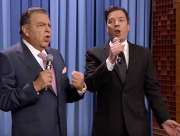 Don Francisco canto a duo con Jimmy Fallon en The Tonight Show