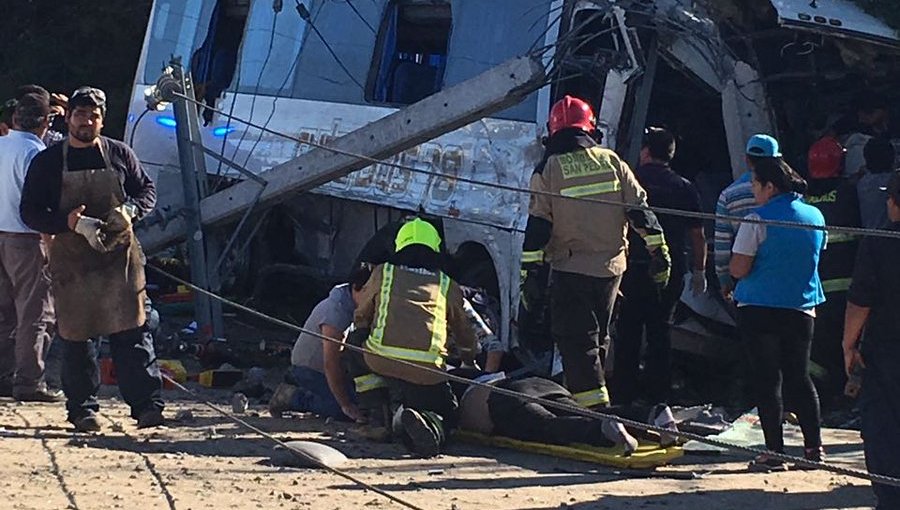 Al menos 16 heridos tras choque frontal de Bus y Camión en Melipilla