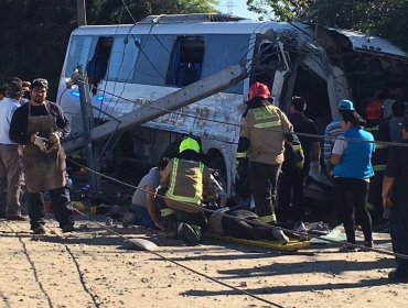 Al menos 16 heridos tras choque frontal de Bus y Camión en Melipilla