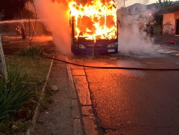 Dos buses del Transantiago totalmente quemados por manifestaciones