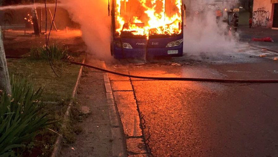 Dos buses del Transantiago totalmente quemados por manifestaciones