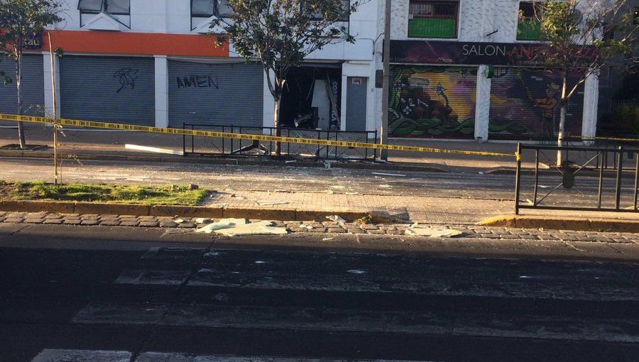 Ñuñoa: Hacen explotar cajero y huyen en lujoso BMW