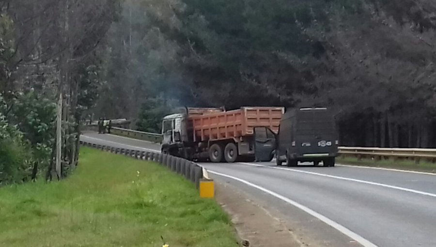 Nuevo atentado en Tirúa: Queman camión con combustible y atacan a tiros a dos furgones