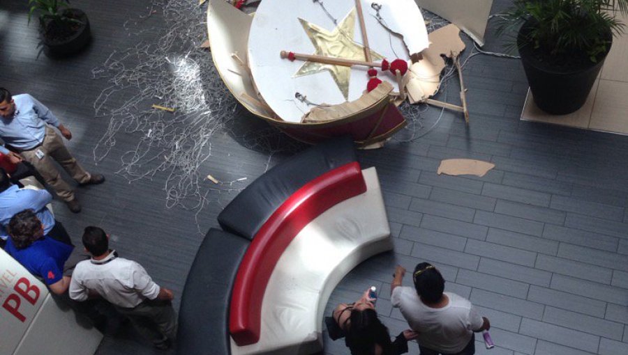 Gigante adorno Navideño cae desde gran altura en Costanera Center