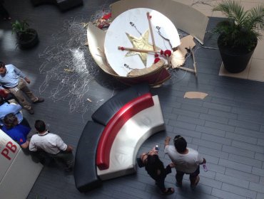 Gigante adorno Navideño cae desde gran altura en Costanera Center